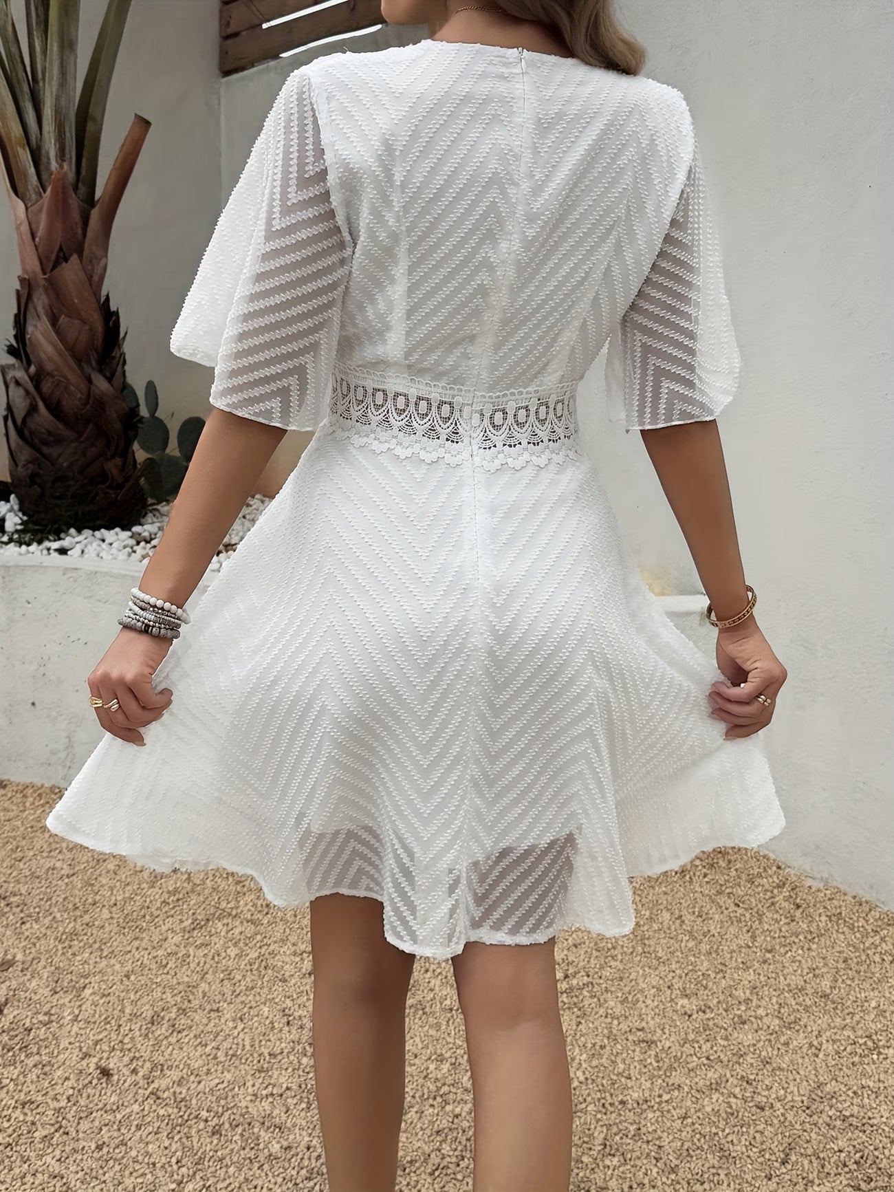 Loraveil — Robe à découpes en dentelle avec décolleté en V