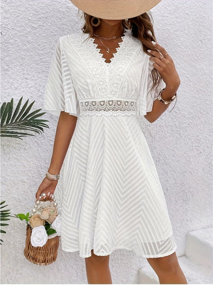 Loraveil — Robe à découpes en dentelle avec décolleté en V