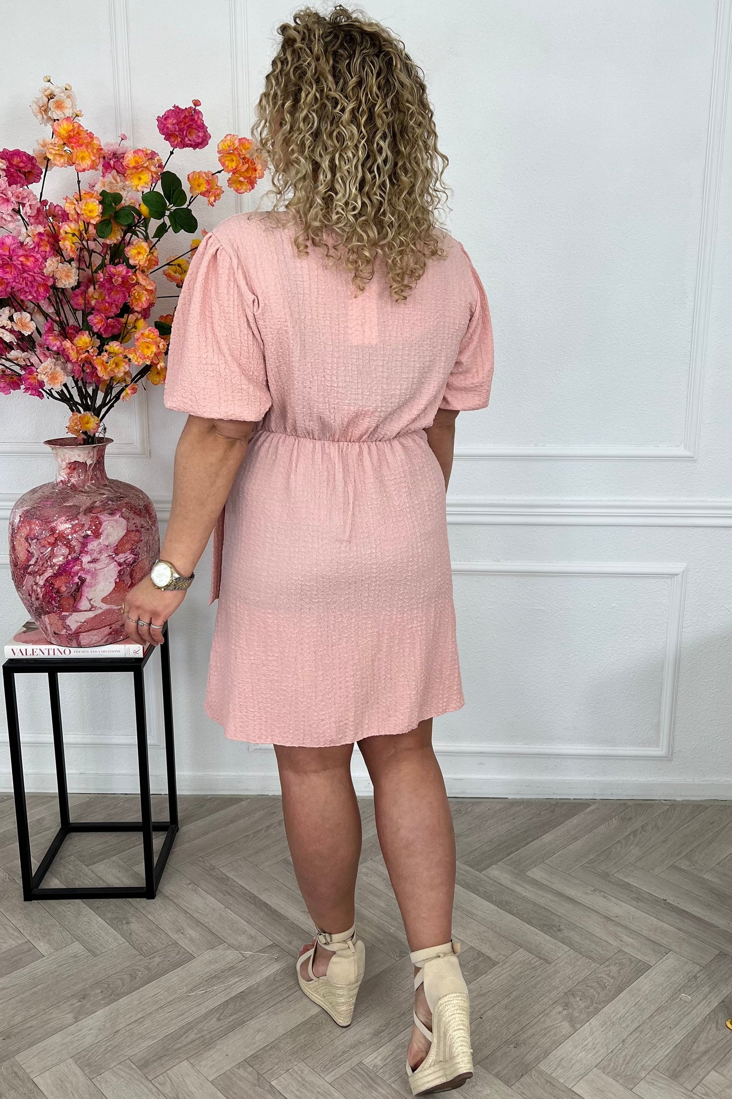 Vaerlyn — Robe portefeuille à manches bouffantes en rose blush