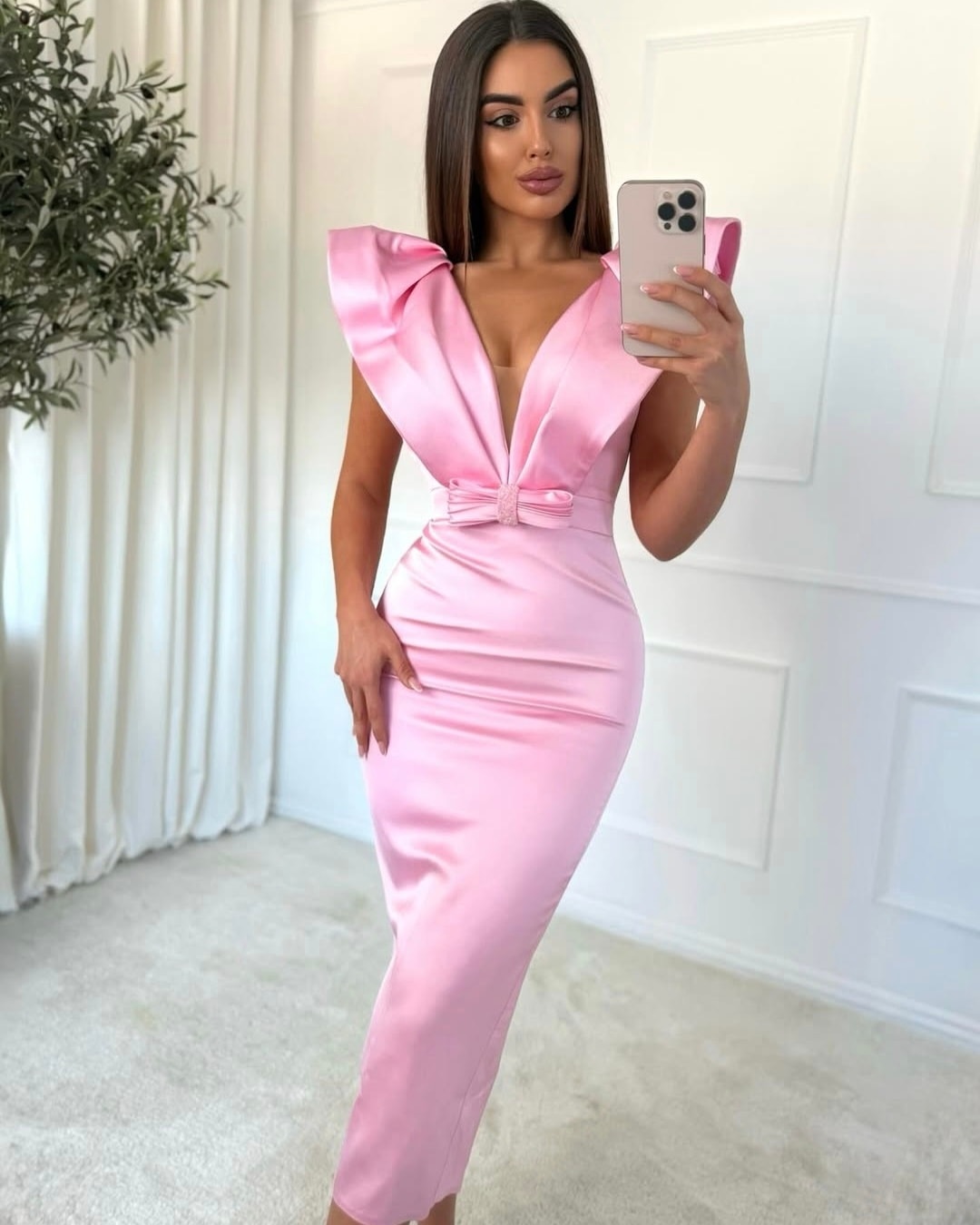 Taisara — Robe midi à manches courtes et décolleté en V