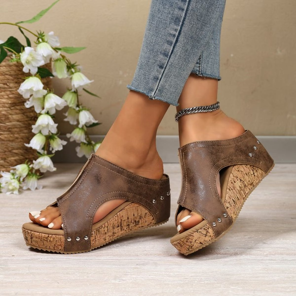 Mary — Sandales à talon compensé avec ornements en clous