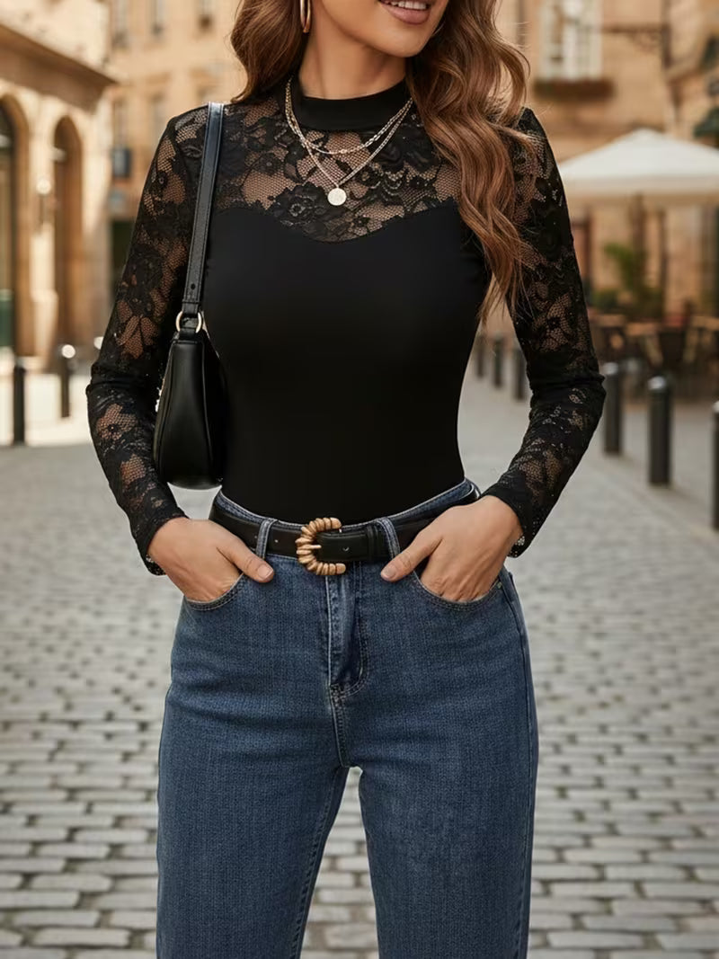 Seraphine — Blouse en dentelle à manches longues et col montant
