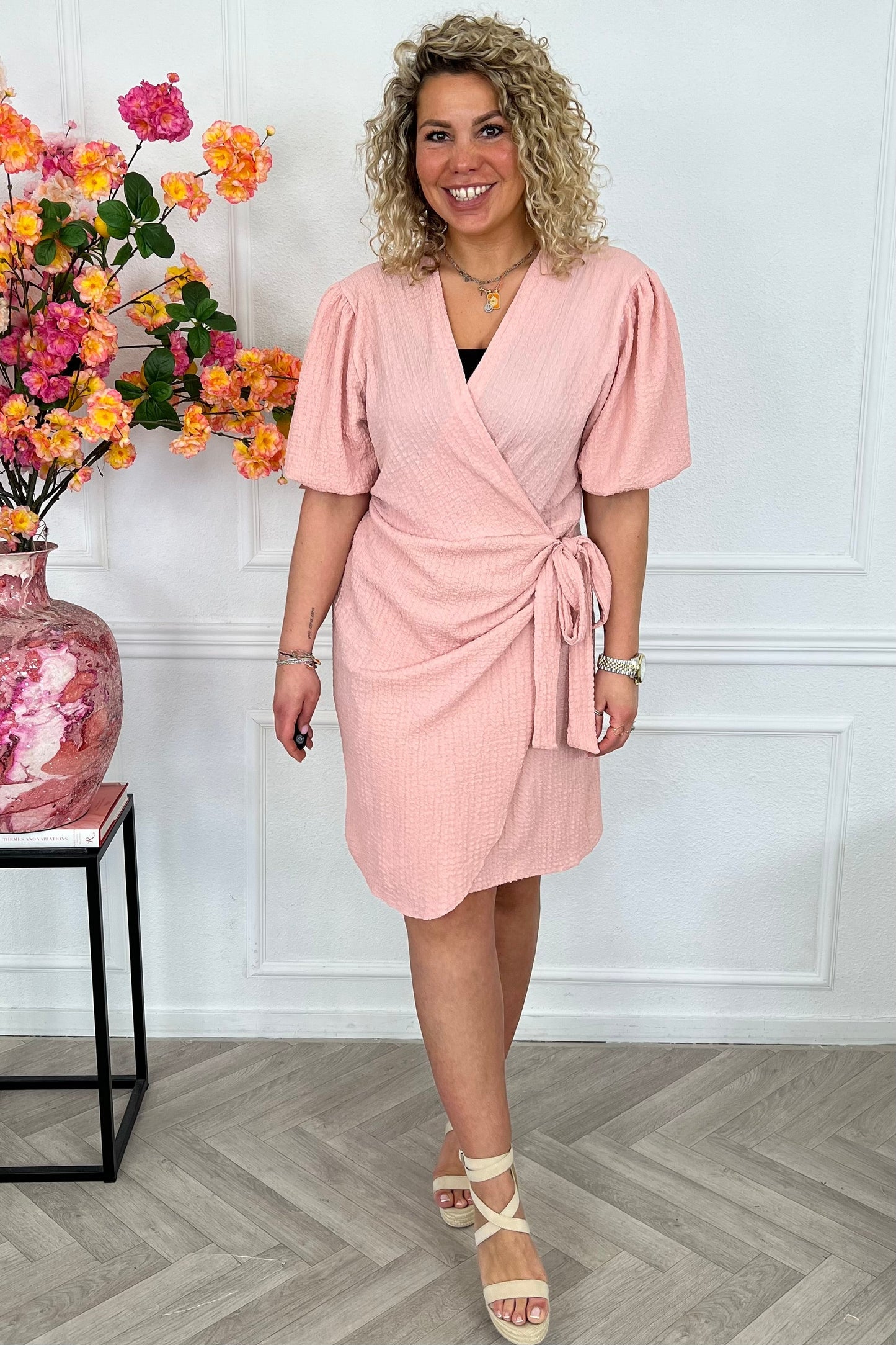 Vaerlyn — Robe portefeuille à manches bouffantes en rose blush
