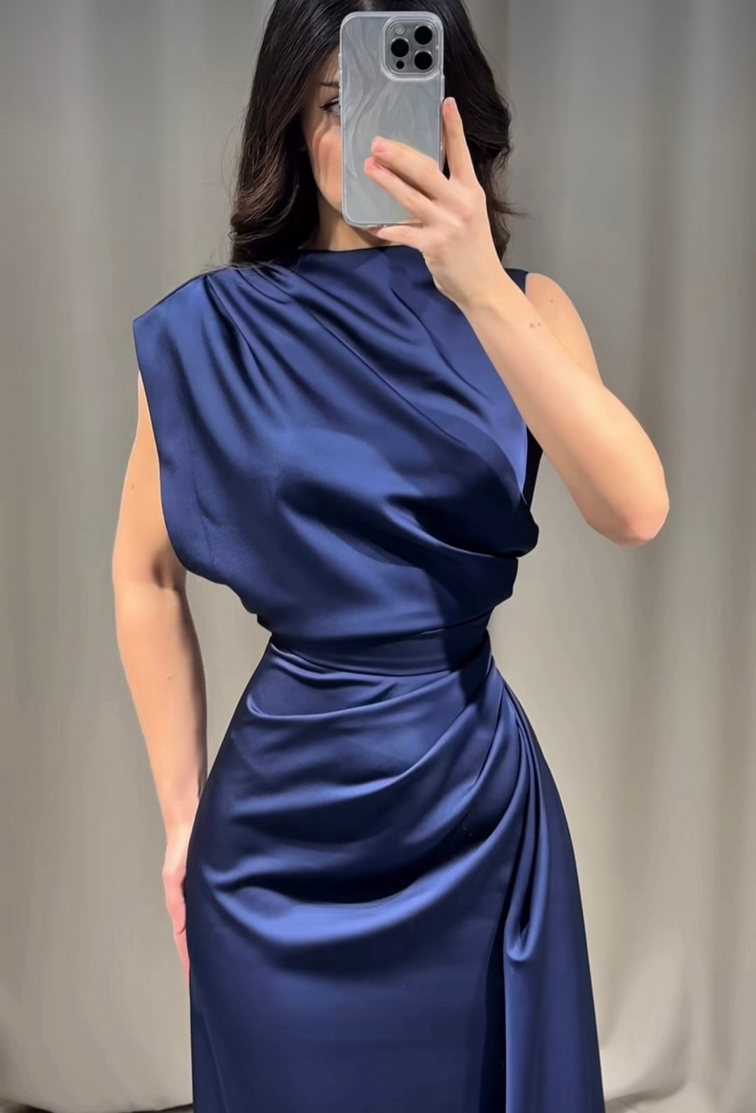 Ailinore — Robe en taffetas élastique sans manches