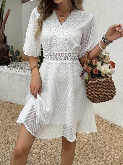 Loraveil — Robe à découpes en dentelle avec décolleté en V