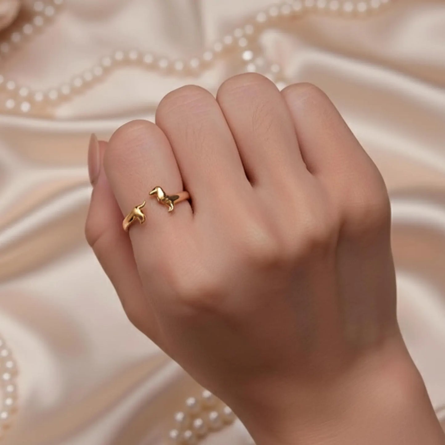 Bague délicate en argent représentant un teckel