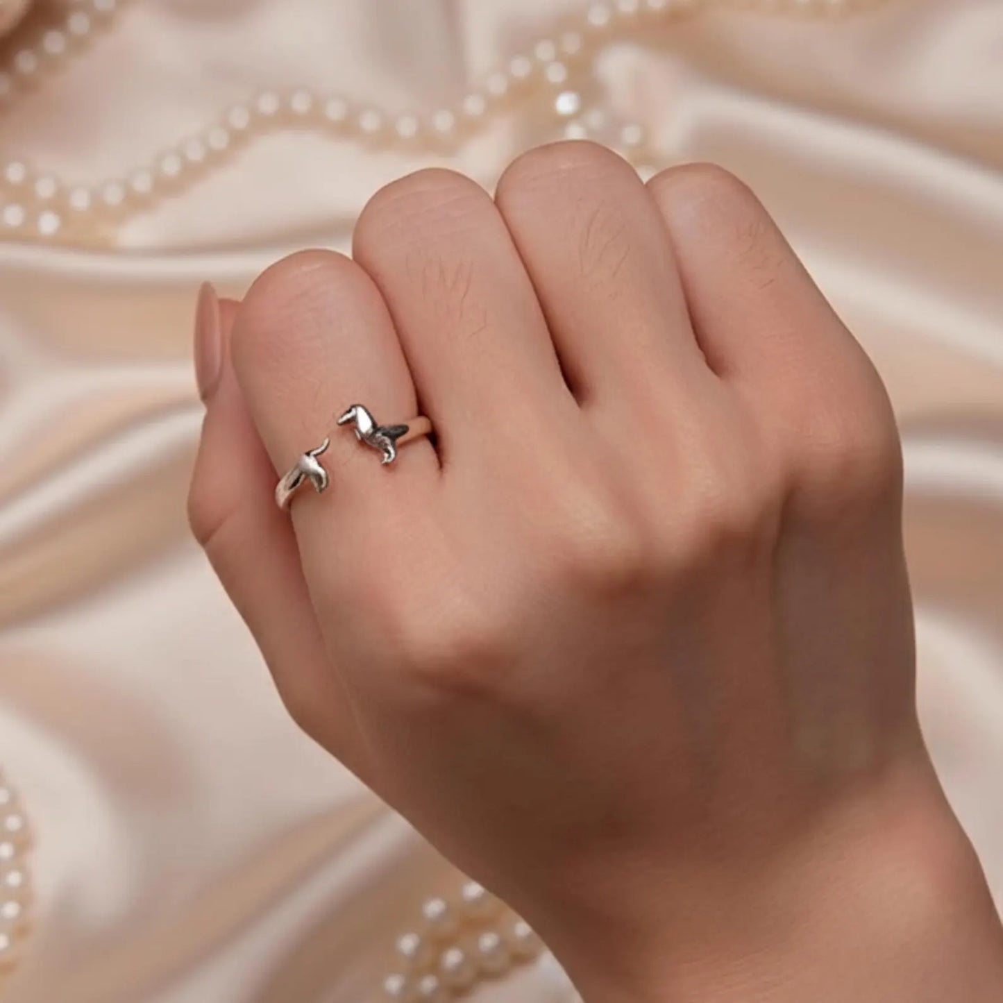 Bague délicate en argent représentant un teckel