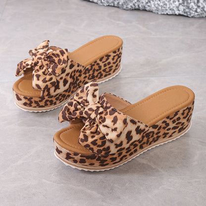 Solaine — Sandales à plateforme compensée avec imprimé léopard et nœud